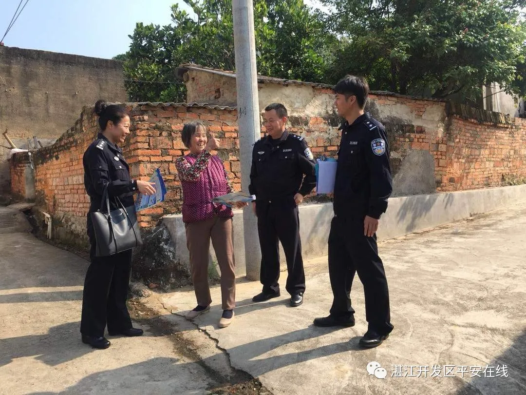 2017.12.8东简派出所户籍联合户政中队开展“警民心连心”入户走访活动1.jpg 图片