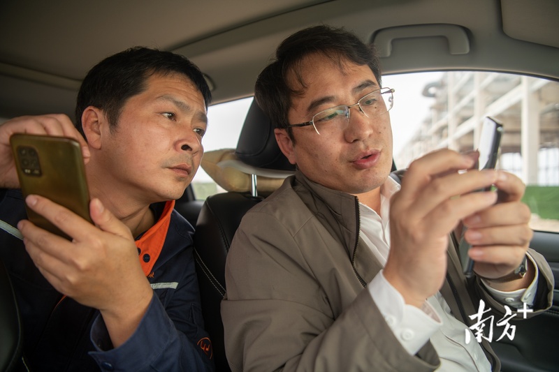 吕崇君在车上与项目方相关负责人协调解决施工过程中遇到的问题。南方日报记者 徐昊 摄