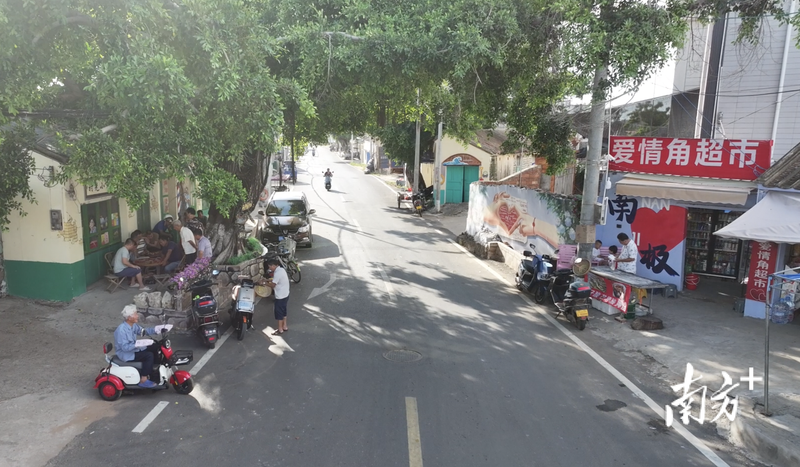 各式墙绘装点着徐闻角尾乡南极村的主街两旁。 各式墙绘装点着徐闻角尾乡南极村的主街两旁。