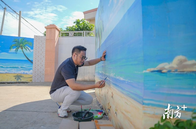 墙绘艺术家蔡照珑在完成村里的墙绘。 墙绘艺术家蔡照珑在完成村里的墙绘。