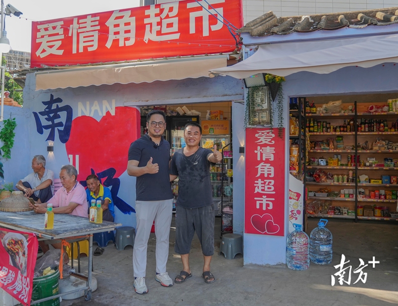 墙绘艺术家蔡照珑与村民合影。墙绘吸引了游客驻足,也带动了一旁超市的生意。 墙绘艺术家蔡照珑与村民合影。墙绘吸引了游客驻足,也带动了一旁超市的生意。