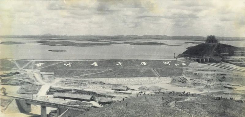 鹤地水库，水库主坝及溢洪道大闸的全景。主坝长885米，坝顶高程43米2。.jpg