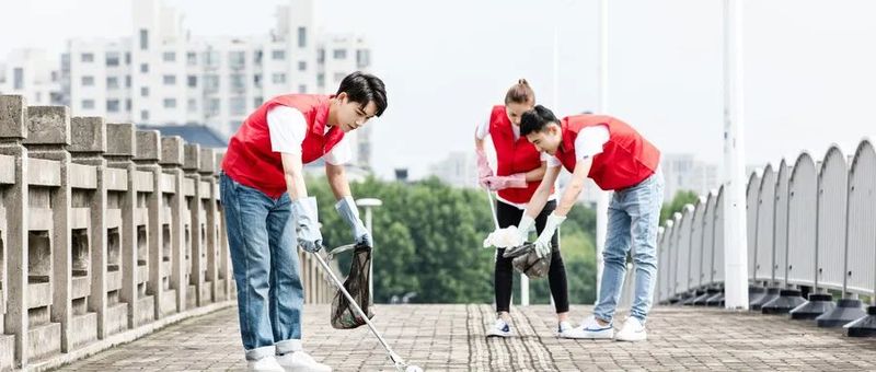 摄图网_501348370_wx_志愿者拾捡垃圾（企业商用）.jpg