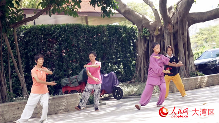 9月8日上午，几位退休人员在公园一角打太极。人民网记者 张荣摄