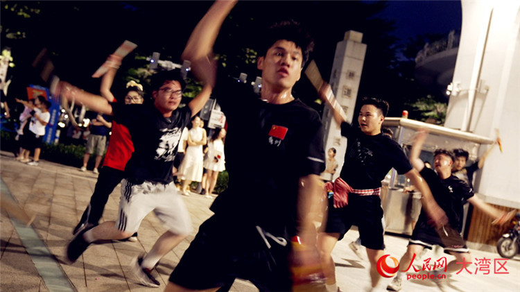 9月7日夜晚，一群潮汕青年在猎德桥下练习英歌舞。人民网记者 张荣摄