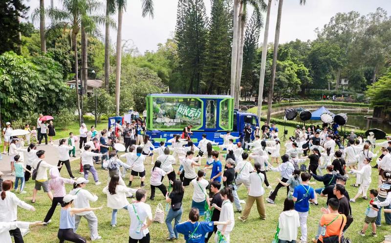 在广州一公园，百名群众同练八段锦。 南方+记者 王俊涛 摄