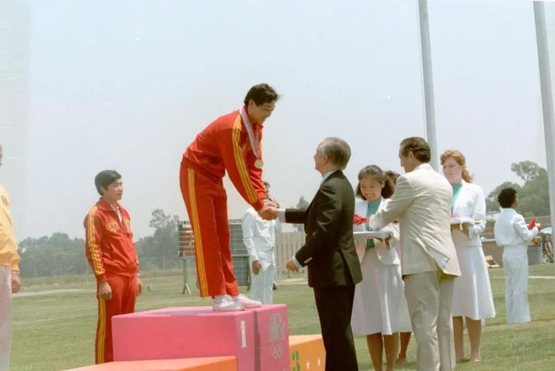 1984年，许海峰为中国摘得奥运会首金。新华社记者 官天一 摄