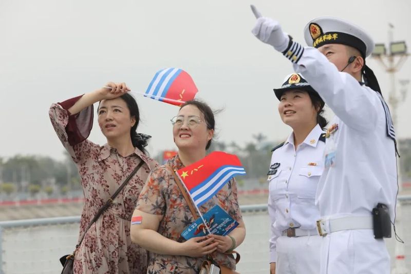 岳燕（左二）和妹妹岳林娣参观洪湖舰 (1).jpg