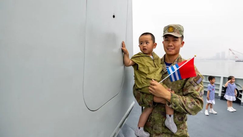 4月23日焦作舰舰艇开放日现场，图为游客参观-姜海涛 摄 (4).jpg