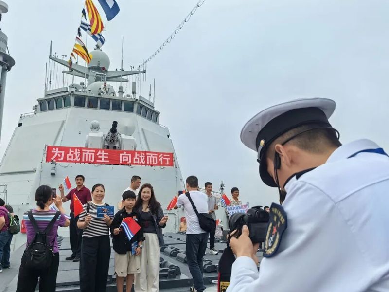 焦作舰水兵为参观者拍摄纪念照。.jpg