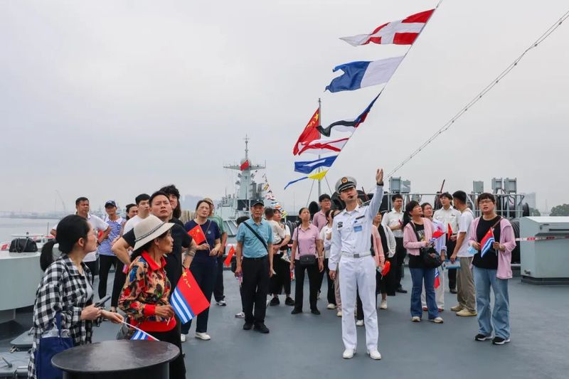 4月23日，湛江某军港组织舰艇开放活动，图为参观人员登上祁连山舰甲板 乔晨曦摄.JPG
